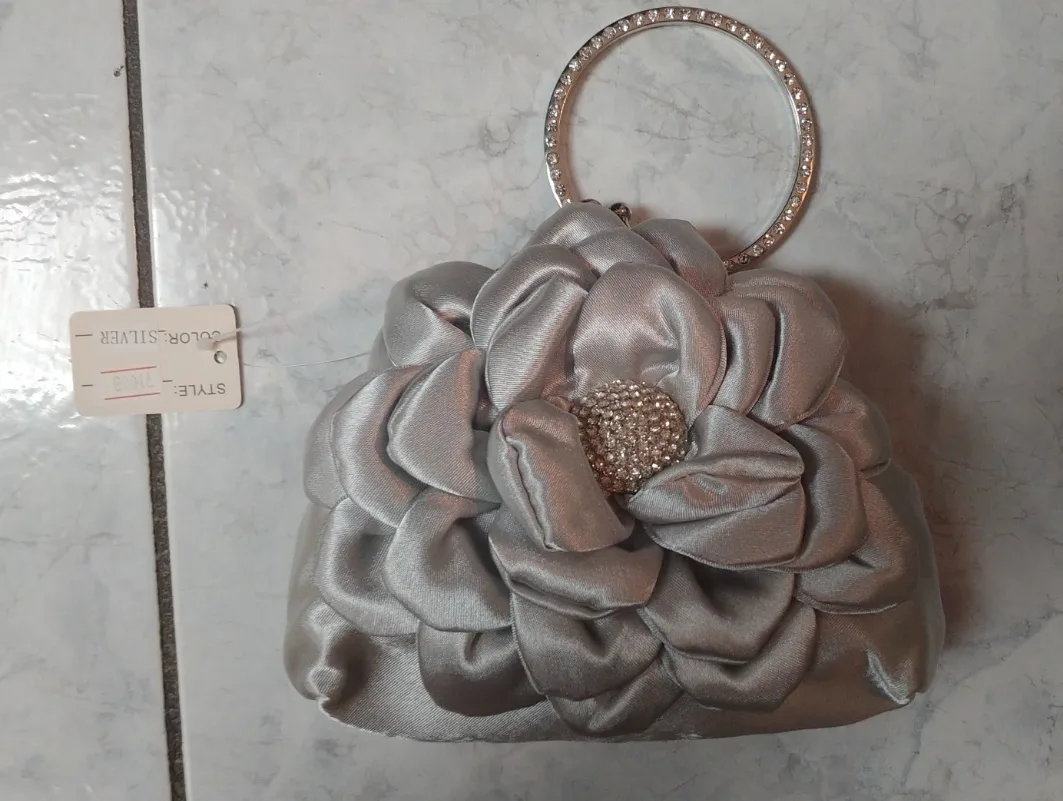 Flower Shaped Clutch image indicator(2)