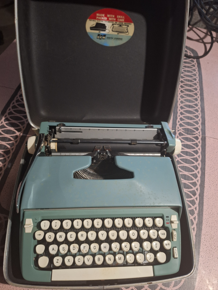 Vintage Smith Corona Electric Typewriter - photo 3