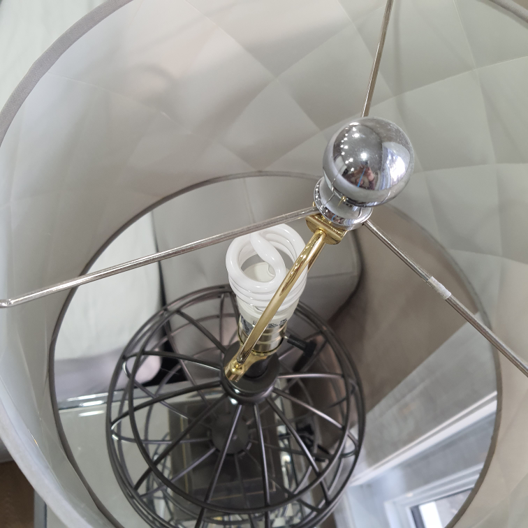 Table lamp with globe base and grey drum shade - photo 5