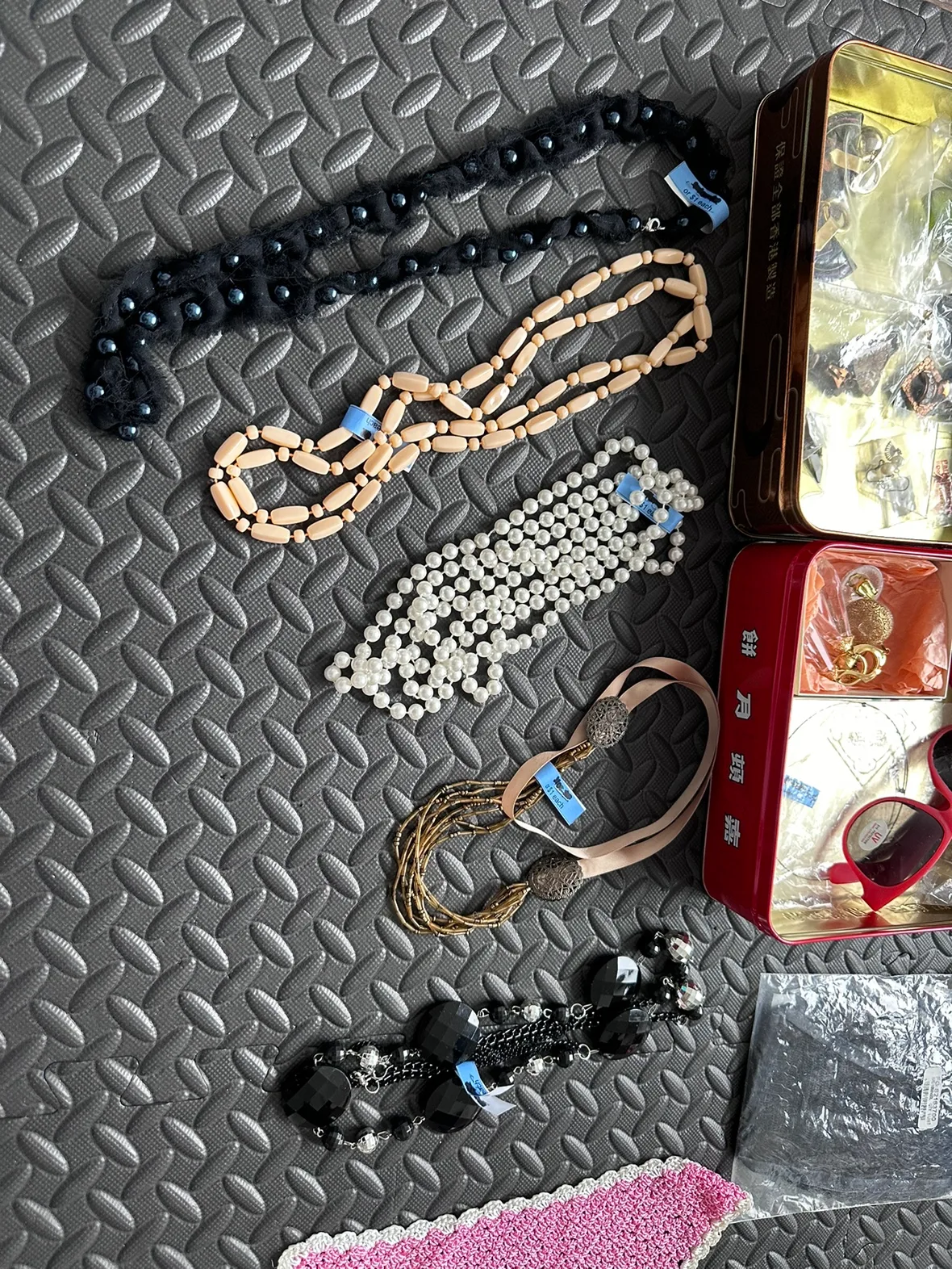 Lot of costume jewelry necklace earring keychain pins wig image indicator(3)