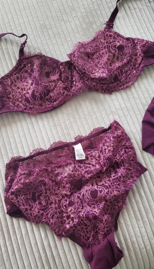 Victoria's Secret 34D Bra and Panty Set image indicator(5)