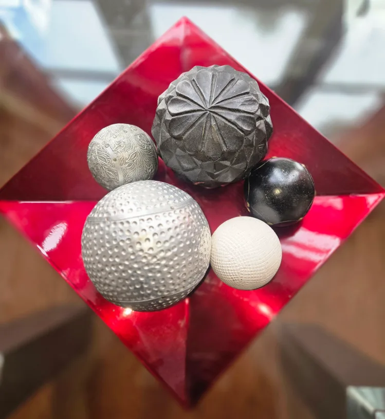 Set of 5 Decorative Balls & Red Plate