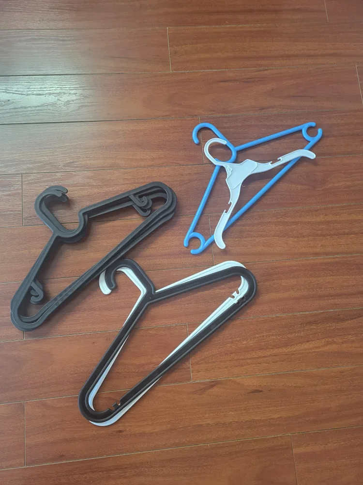 Set of 4 Plastic Hangers thumbnail