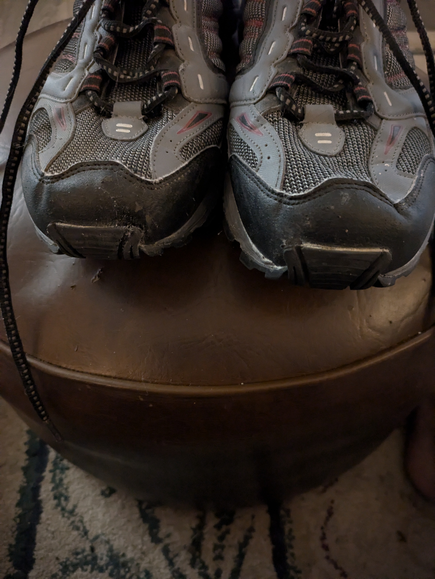 Size 13 men's running shoes FCFS