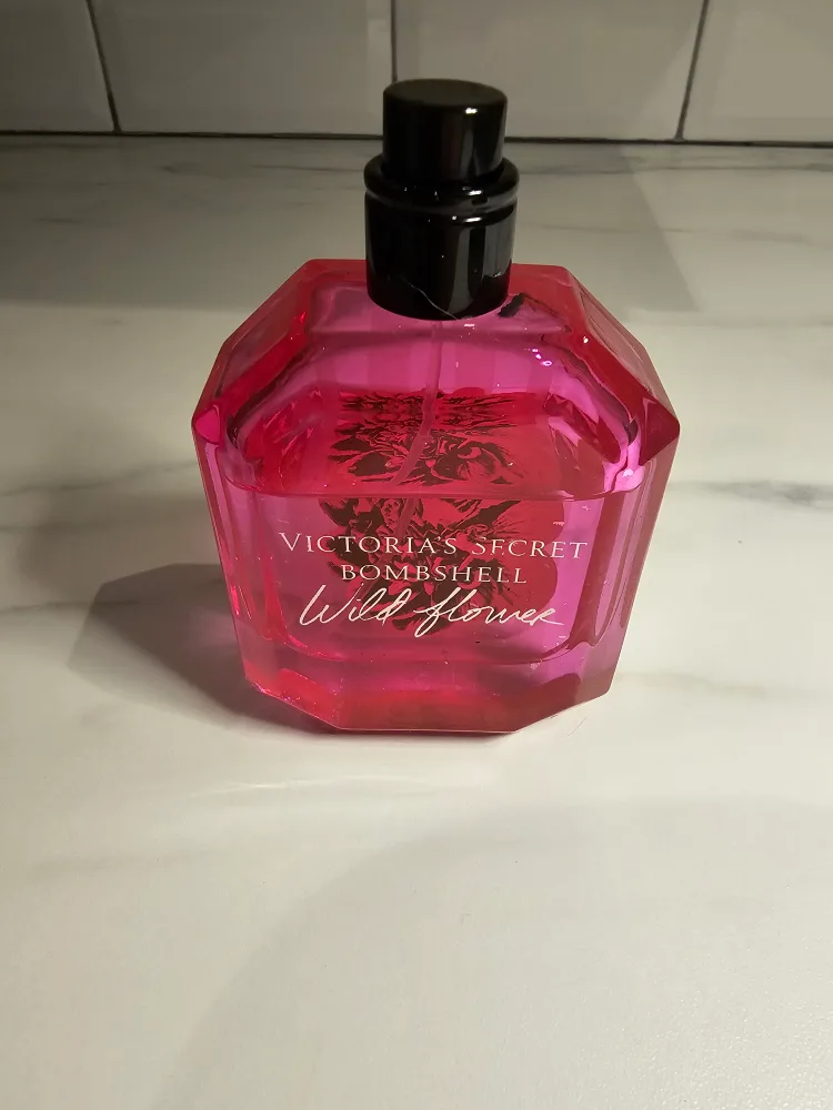 Victoria's Secret Bombshell Wild Flower Perfume thumbnail