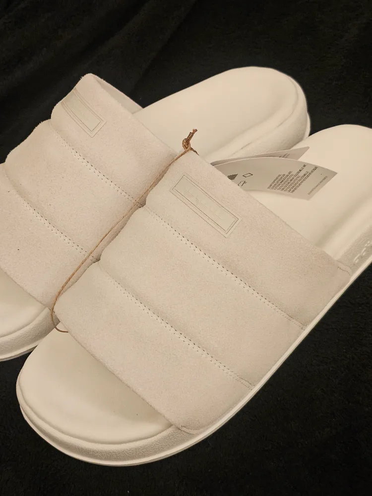 Adidas Adilette Essential Slides( last image for size) thumbnail