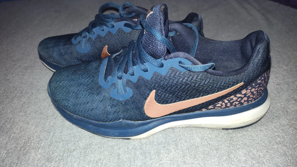 Woman's Nikes image indicator(2)