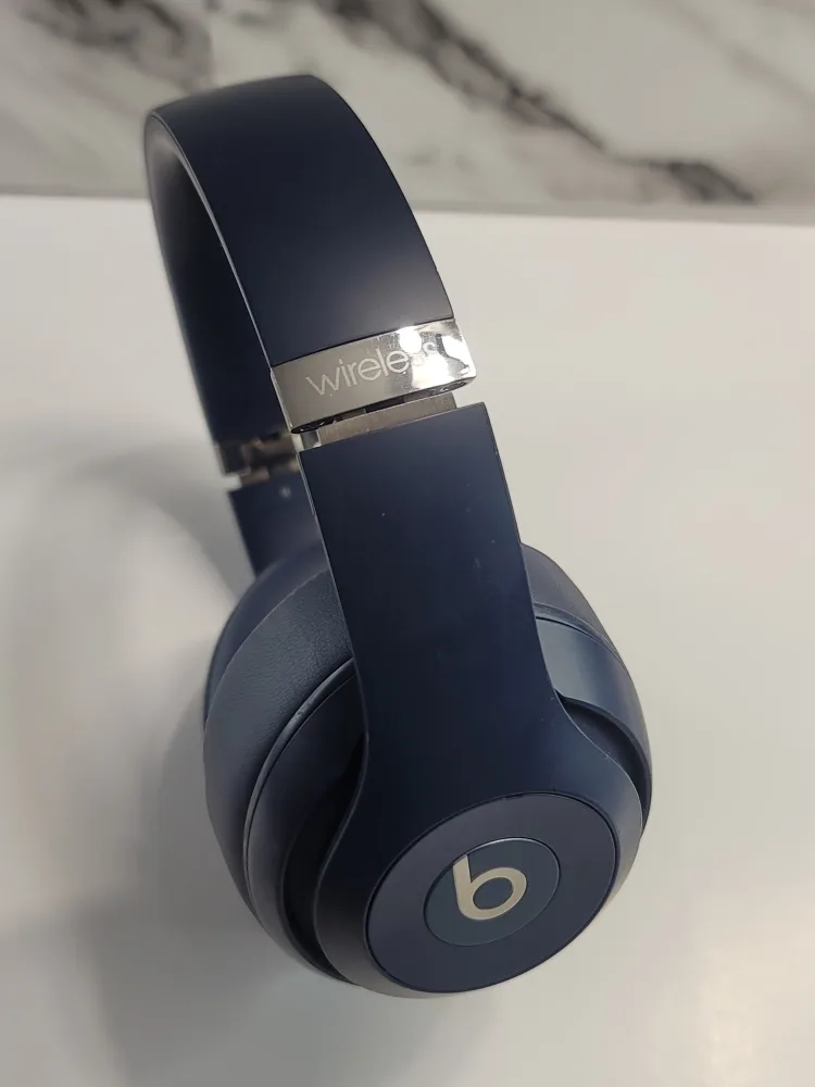 Beats Studio 3 Noise Canceling Wireless Headphones image indicator(4)
