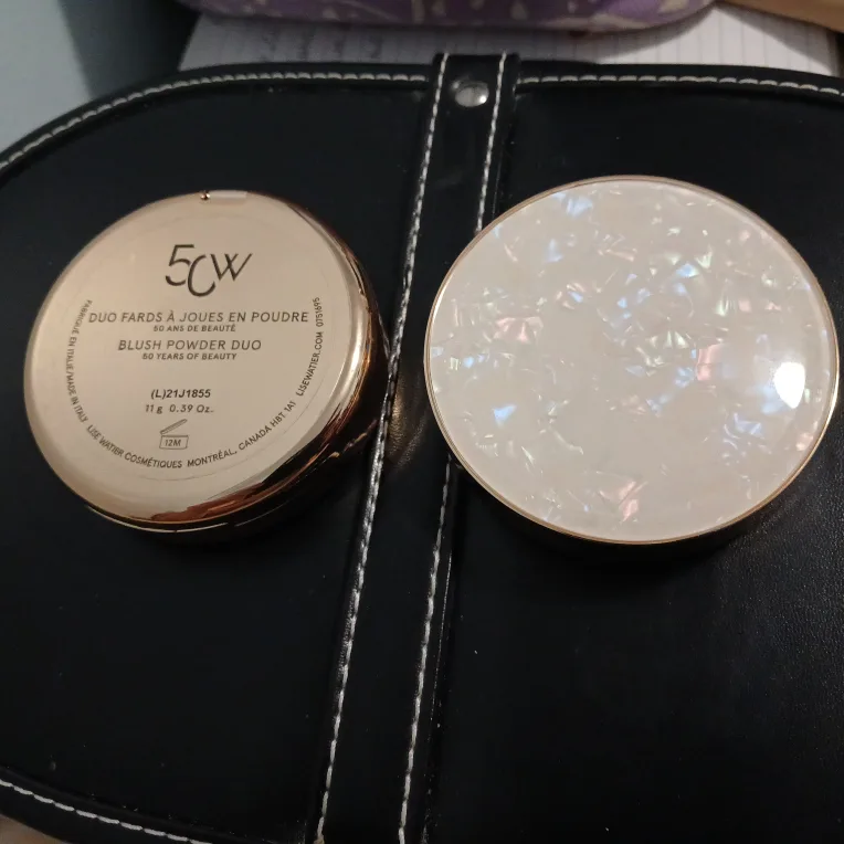 Lise Watier 50th Anniversary Blush & Eyeshadow Palettes image indicator(9)