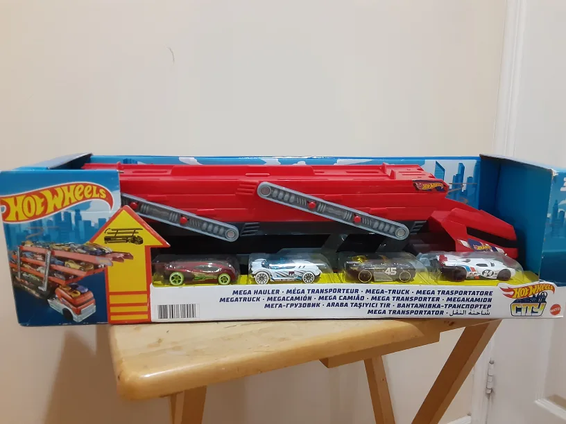 [BRAND NEW] Hot Wheels City Mega Hauler & 4 Cars Vehicles image indicator(2)