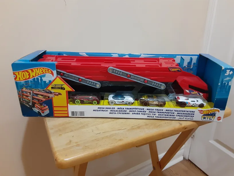 [BRAND NEW] Hot Wheels City Mega Hauler & 4 Cars Vehicles image indicator(3)