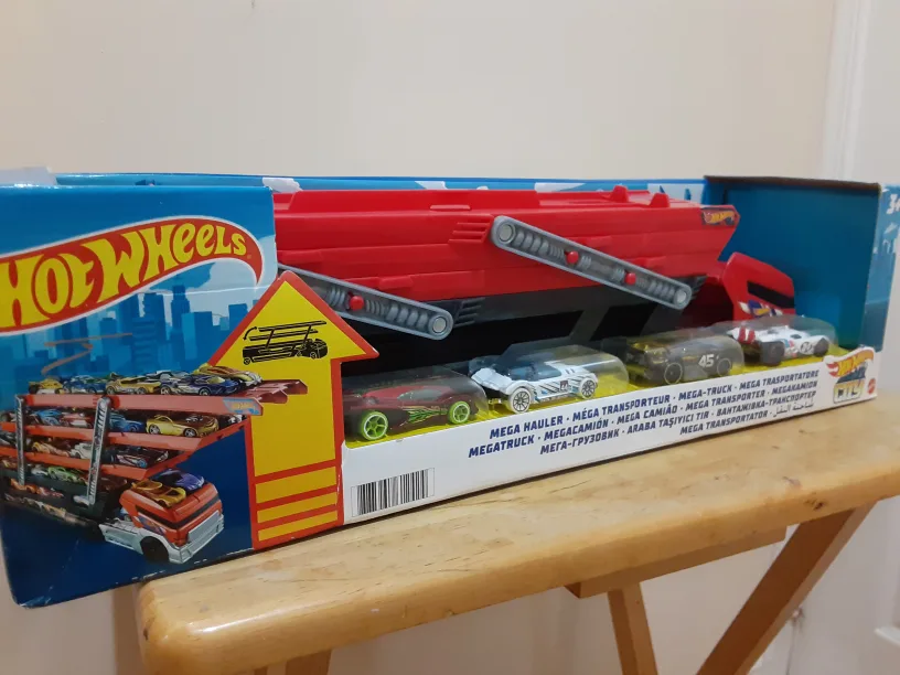 [BRAND NEW] Hot Wheels City Mega Hauler & 4 Cars Vehicles image indicator(4)