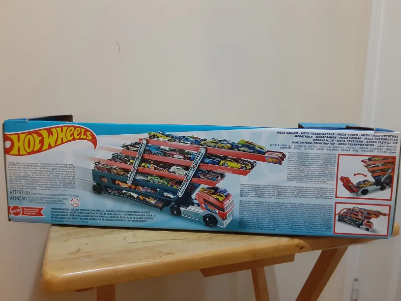 [BRAND NEW] Hot Wheels City Mega Hauler & 4 Cars Vehicles image indicator(5)