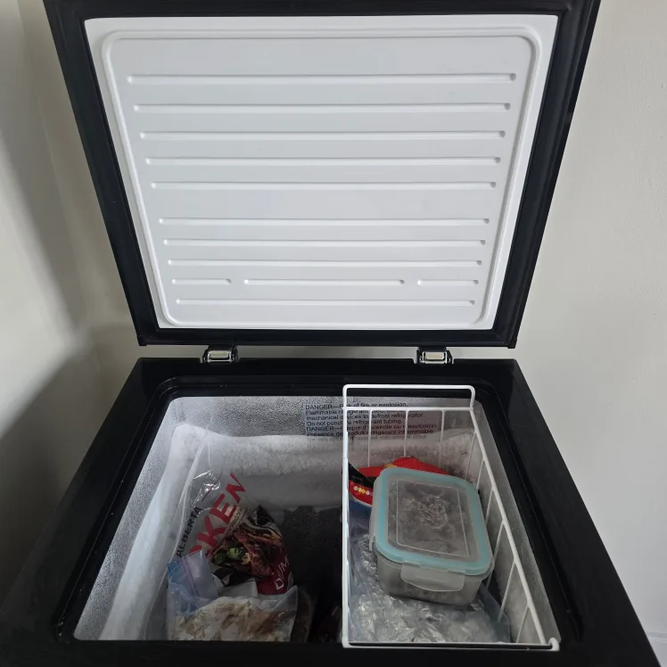 LIKE NEW! Arctic King Chest Freezer 3.5 cu. ft image indicator(3)