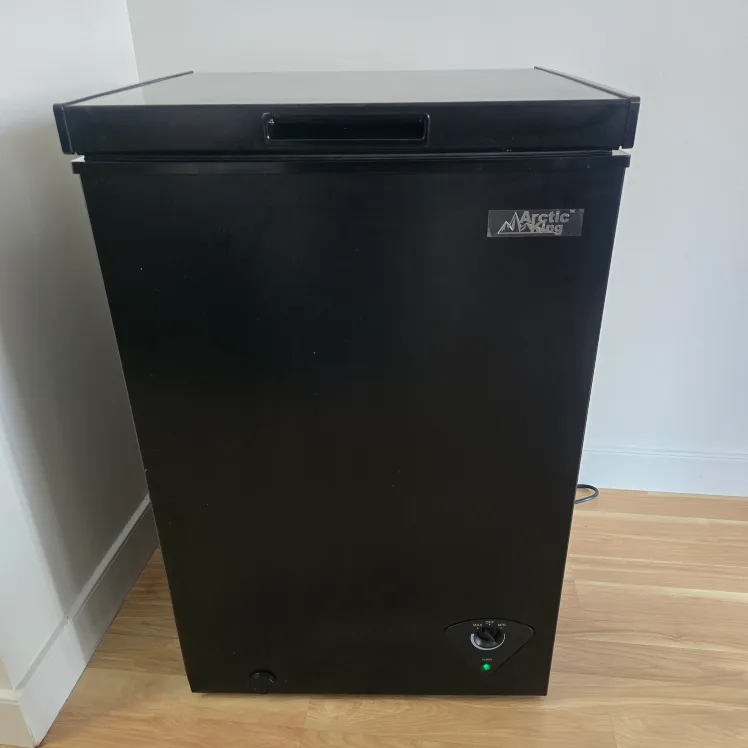 LIKE NEW! Arctic King Chest Freezer 3.5 cu. ft image indicator(4)
