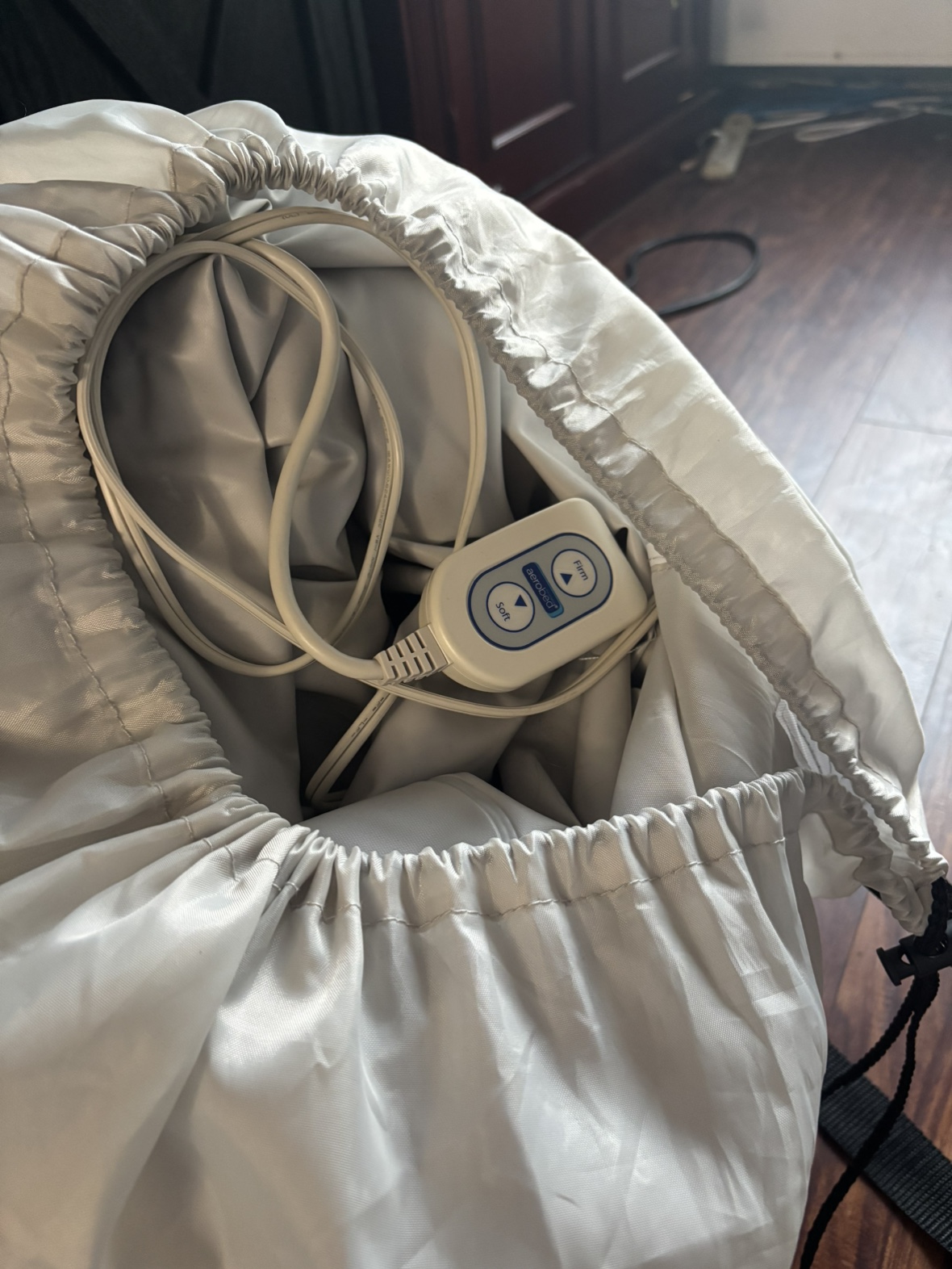 Aerobed queen size no pump needed blow up mattress - photo 2