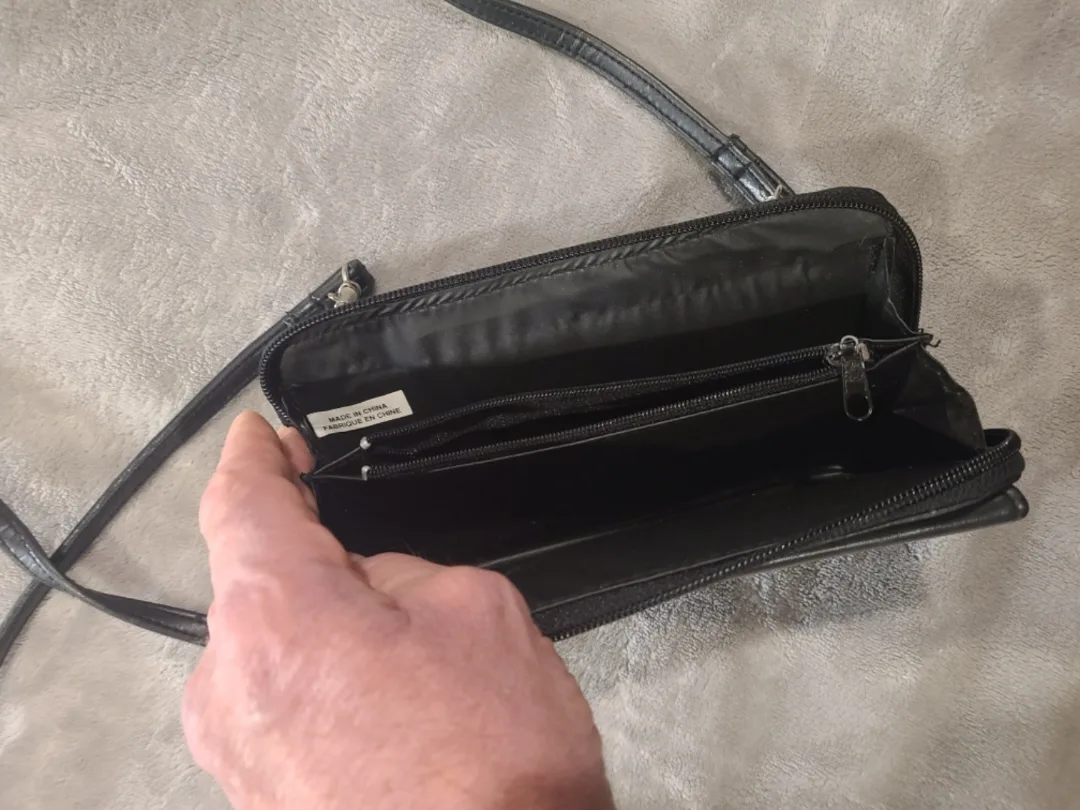 Black Leather Crossbody Wallet image indicator(3)