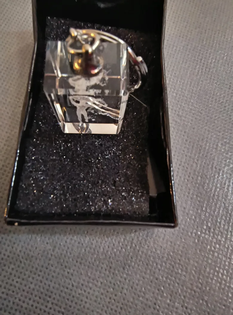 4 different 3D glass keychains image indicator(4)