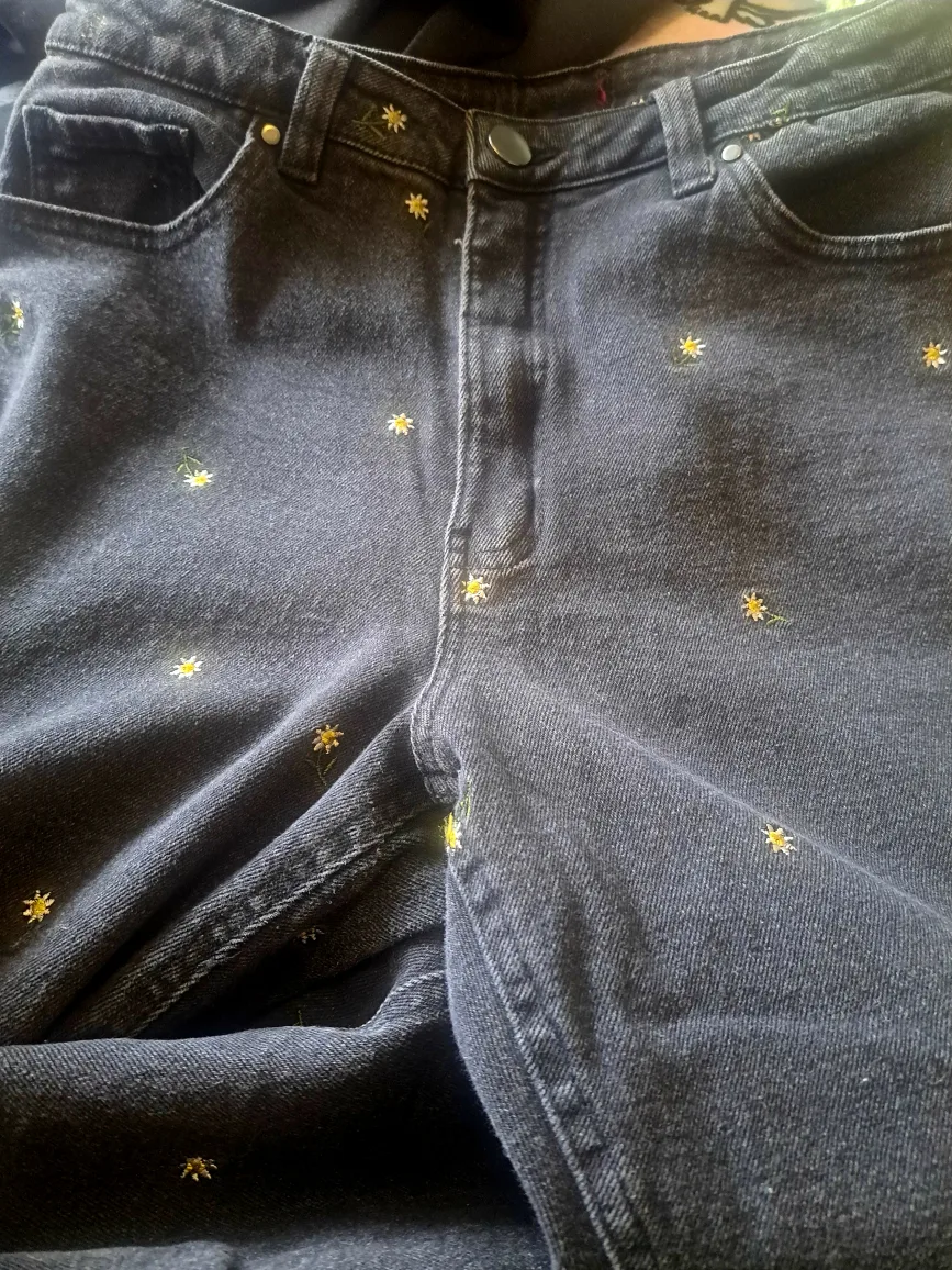 Ladies Pacsun black floral print high rise straight denim jeans image indicator(2)