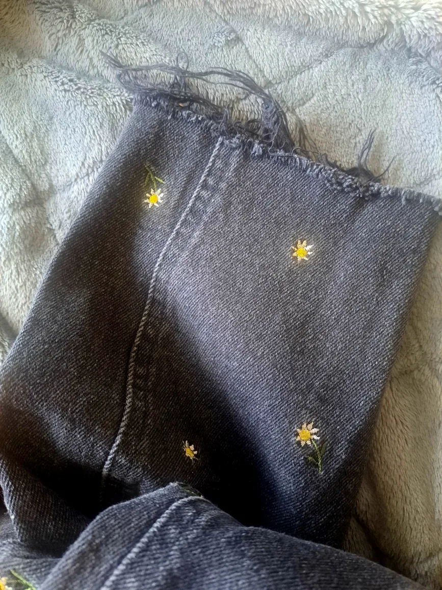 Ladies Pacsun black floral print high rise straight denim jeans image indicator(3)