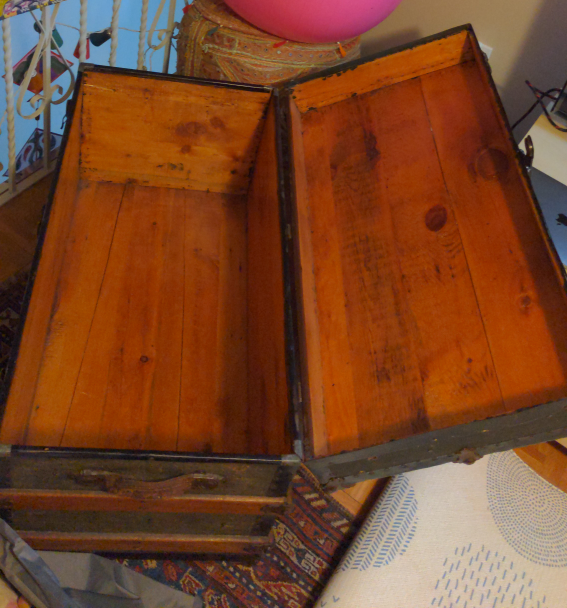 Free antique Wooden Trunk - photo 2