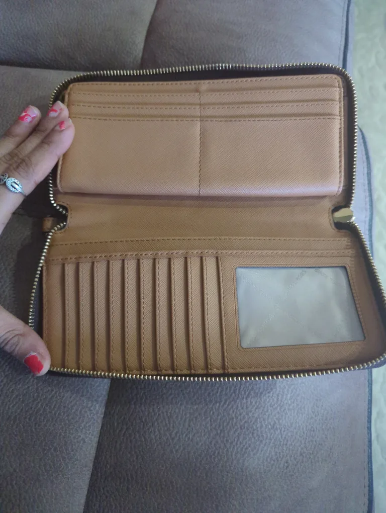 Michael Kors Wallet image indicator(2)