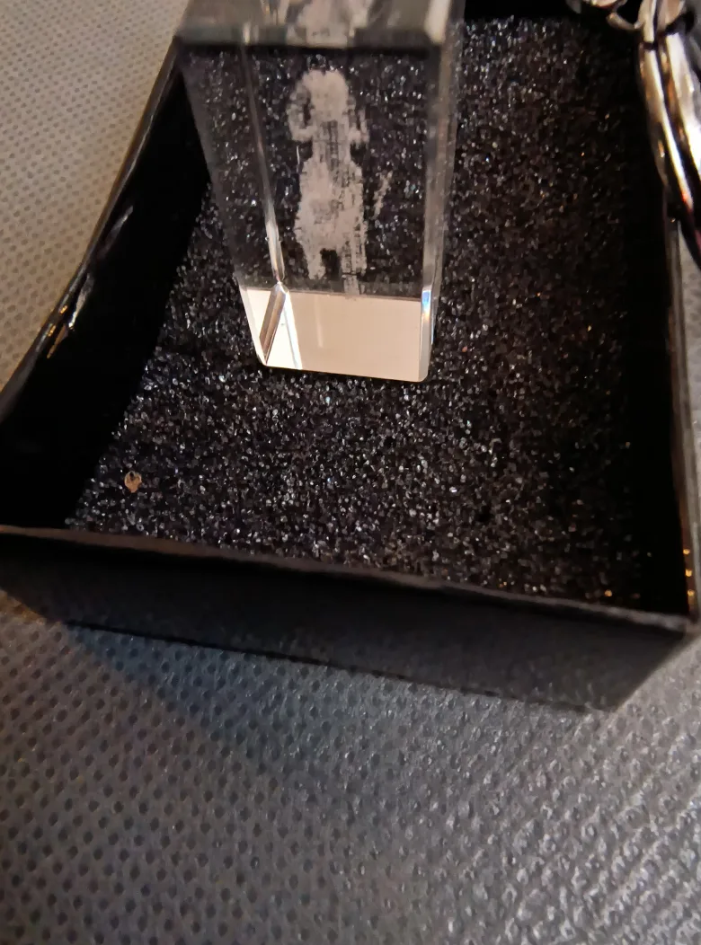 4 different 3D glass keychains image indicator(2)