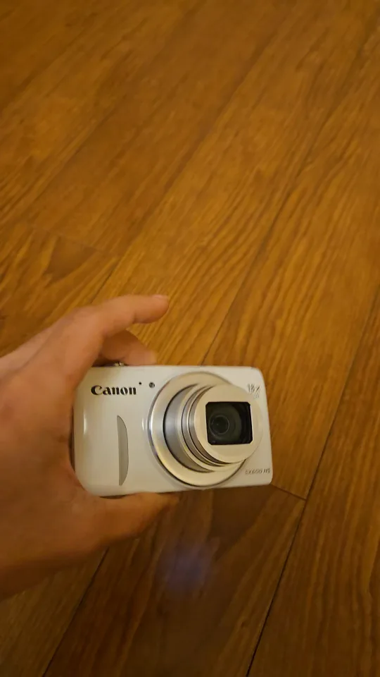 White Canon SX600 HS Powershot + Charger & Case image indicator(5)