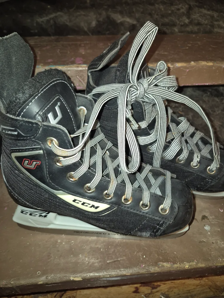 CCM Ice Skates size 3 image indicator(2)