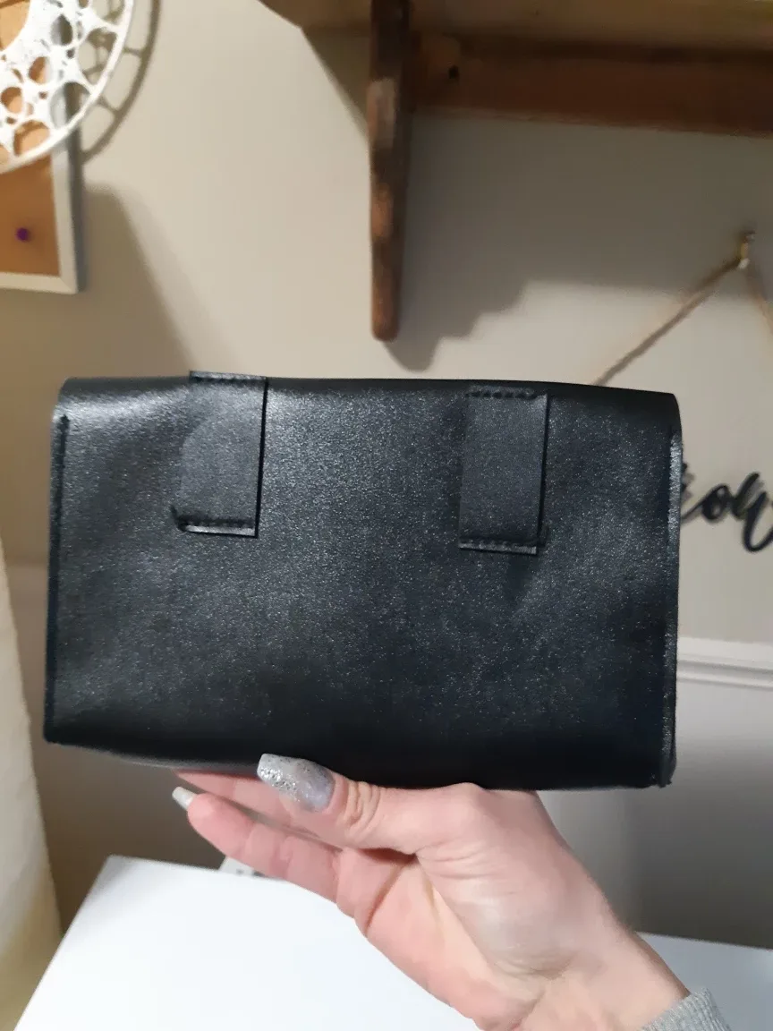 Sleek and modern black belt bag image indicator(2)