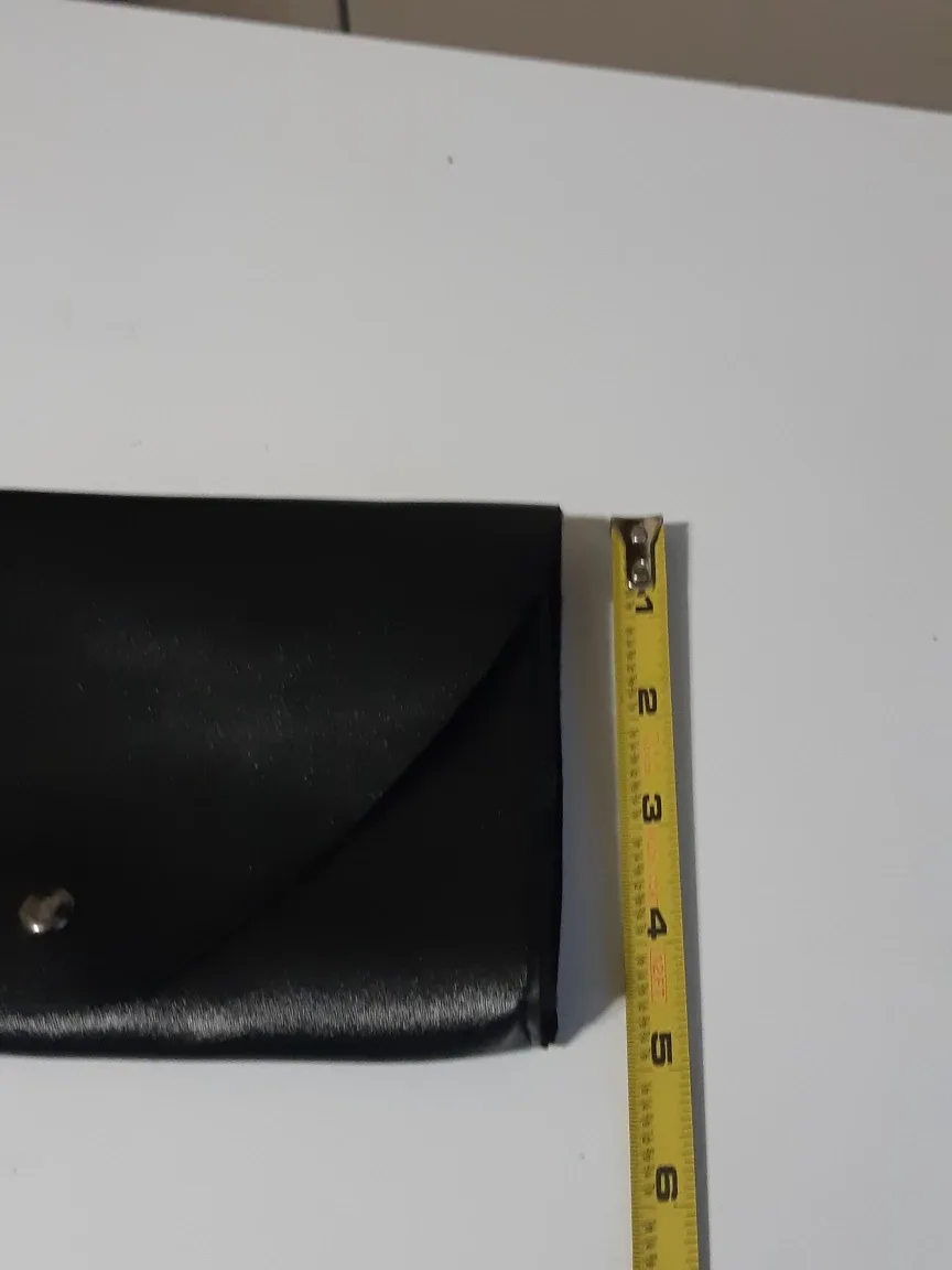 Sleek and modern black belt bag image indicator(4)