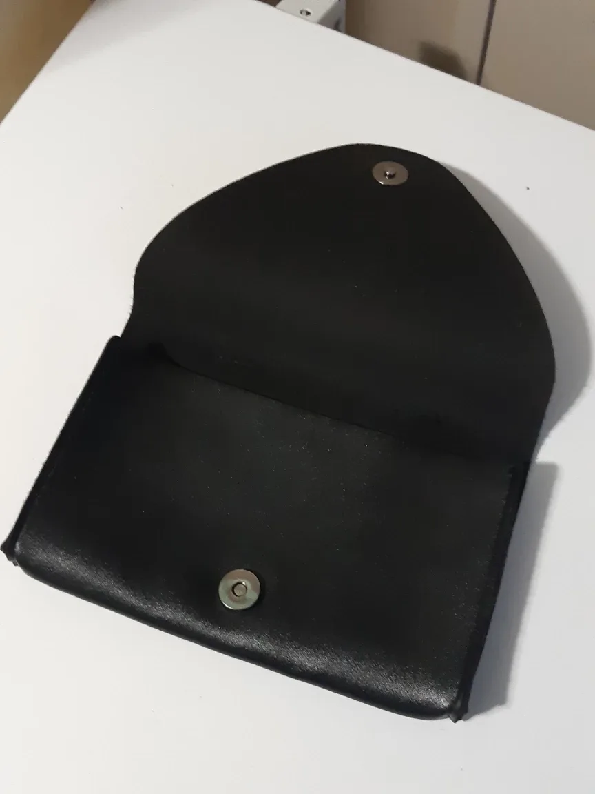 Sleek and modern black belt bag image indicator(5)