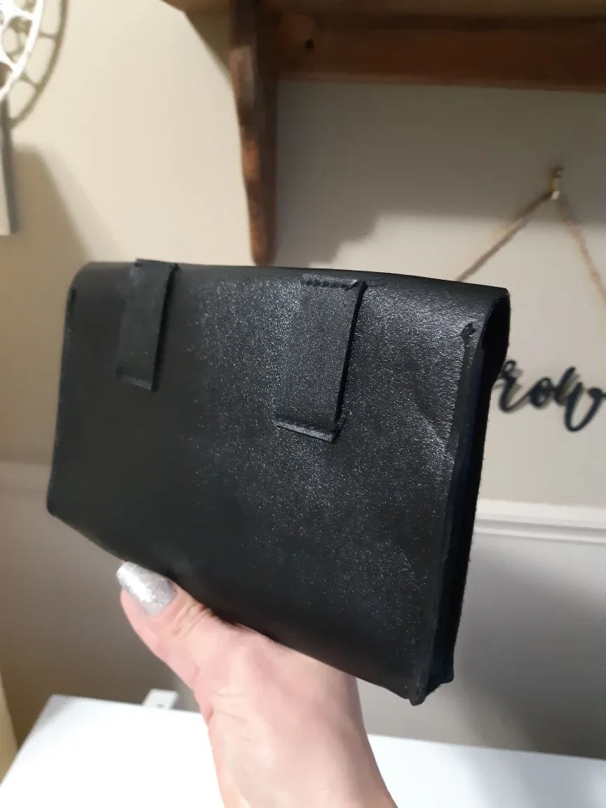 Sleek and modern black belt bag image indicator(8)