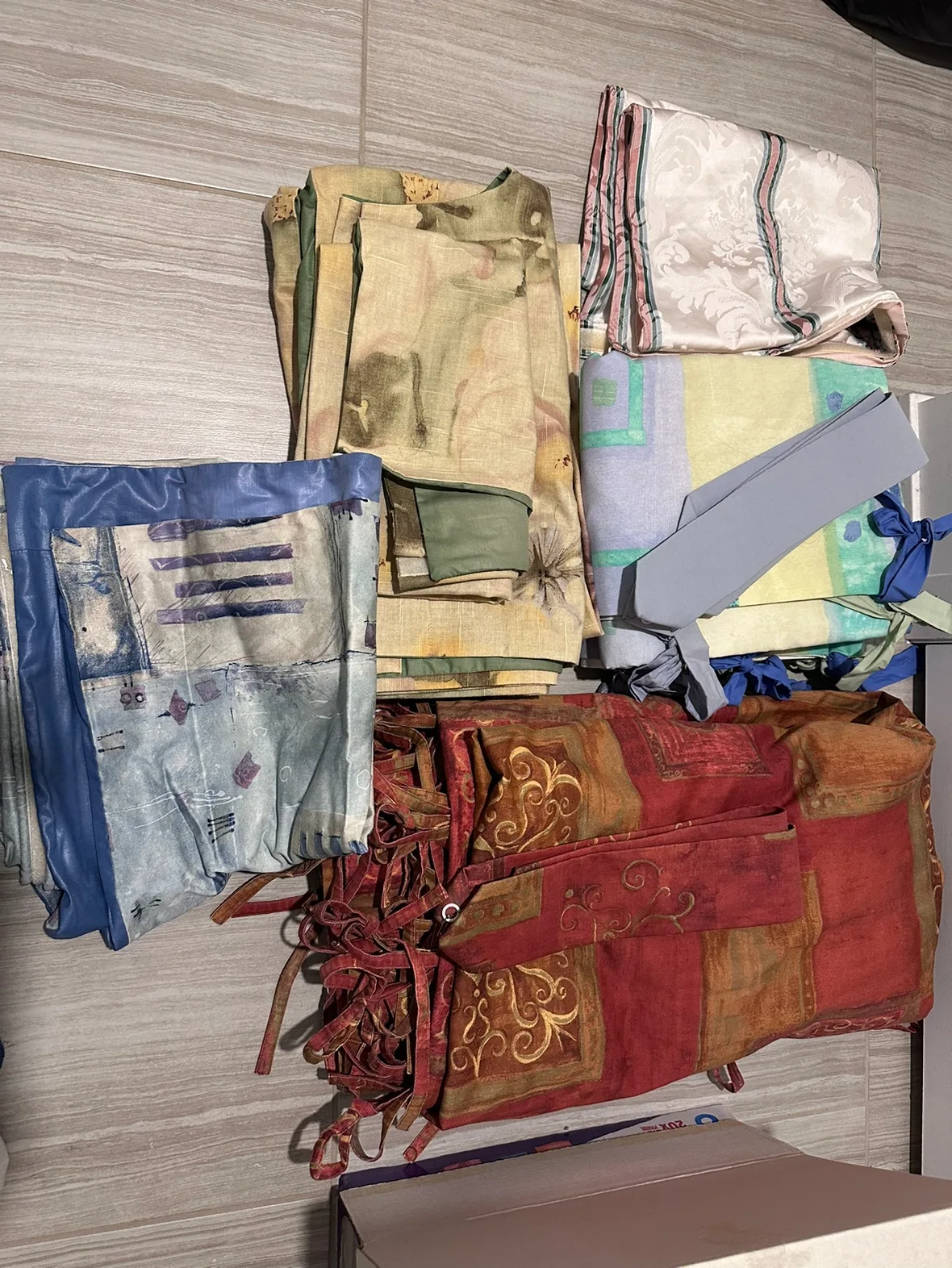 Free sets of window cloth curtains thumbnail
