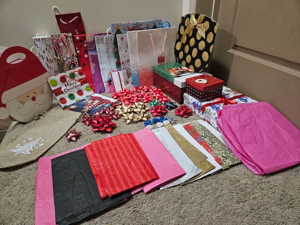 Christmas Gift Wrap Supplies image indicator(2)