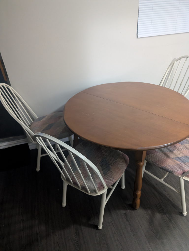 Round Table and 4 Chairs #freecycle - photo 2