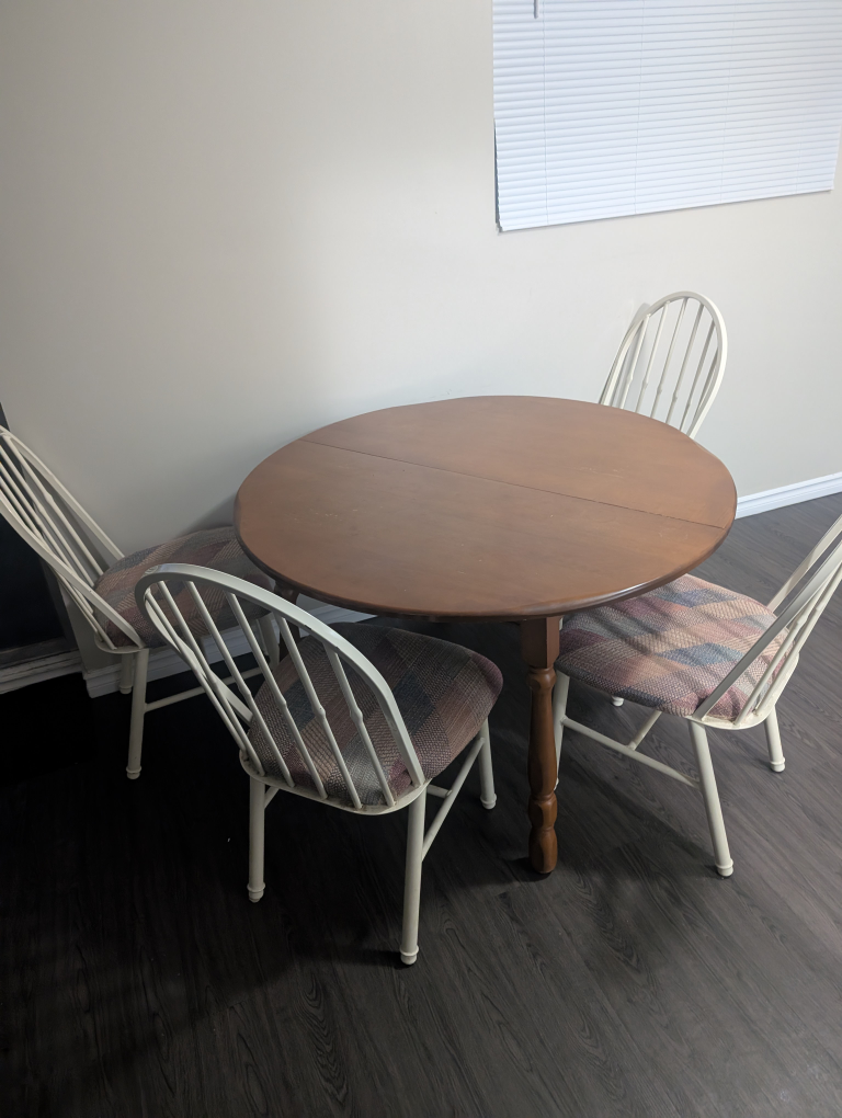 Round Table and 4 Chairs #freecycle - photo 4
