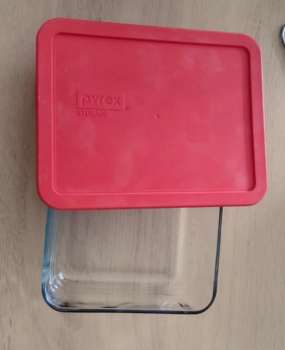 Pyrex Storage Dish with Lid thumbnail