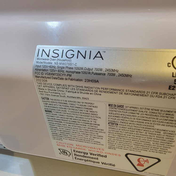 Insignia Microwave (plastic still on!) - photo 4