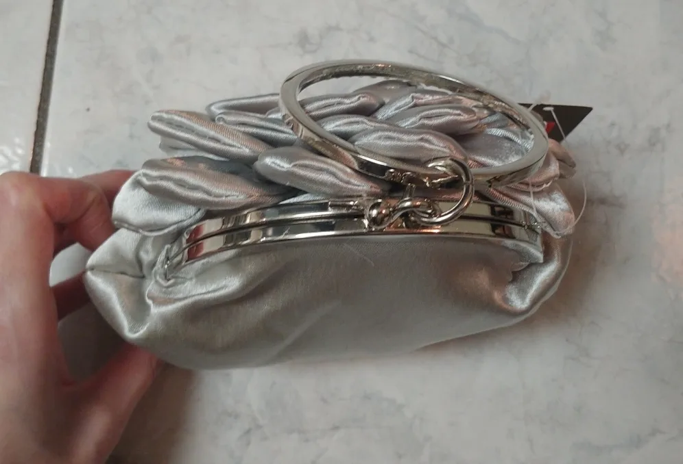 Flower Shaped Clutch image indicator(3)