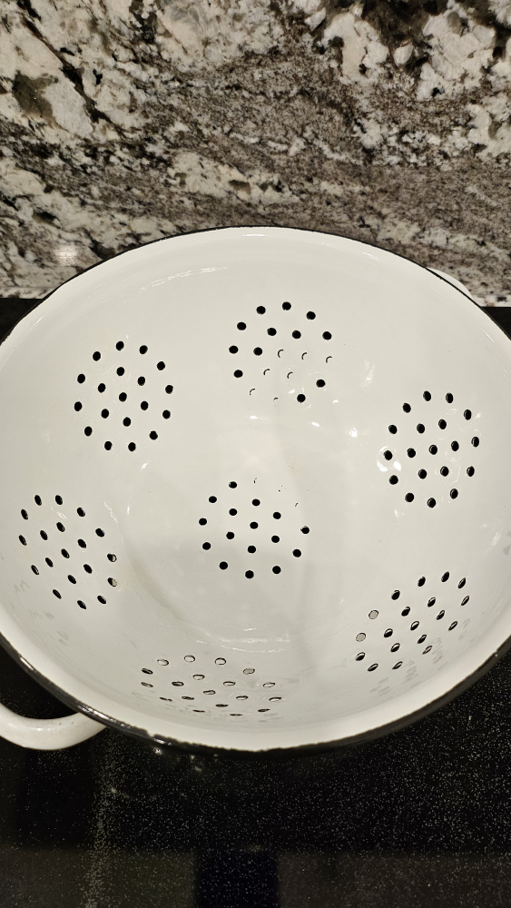 White Enamel Colander - photo 2