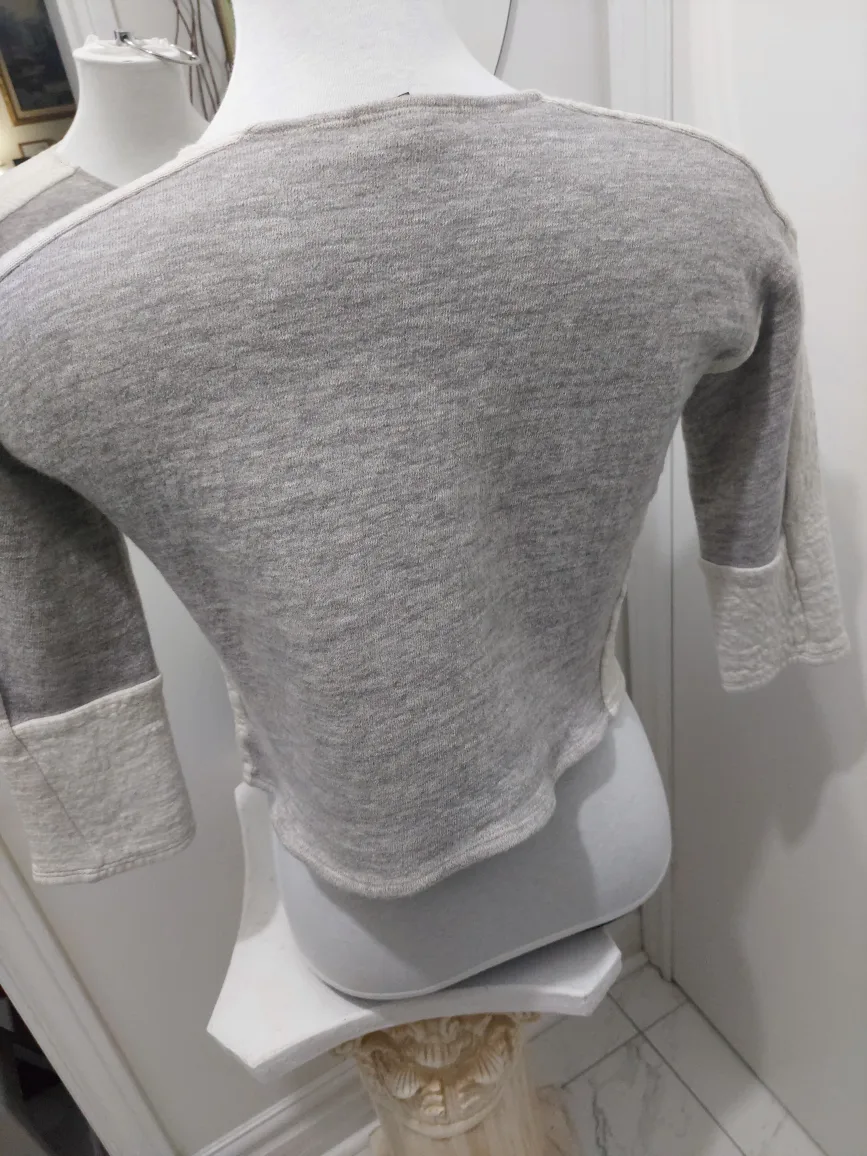 Grey and White Cropped Sweater image indicator(4)