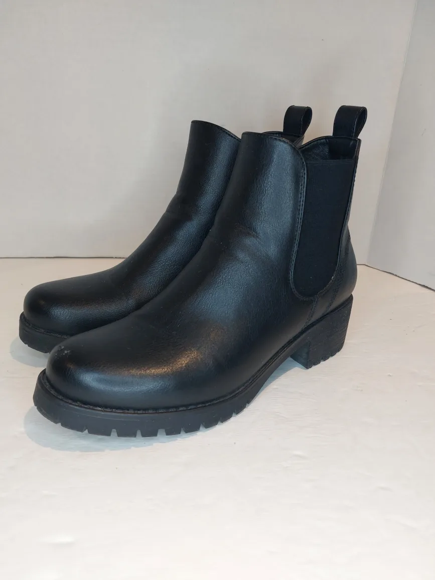 Black Chelsea Boots Women's image indicator(3)