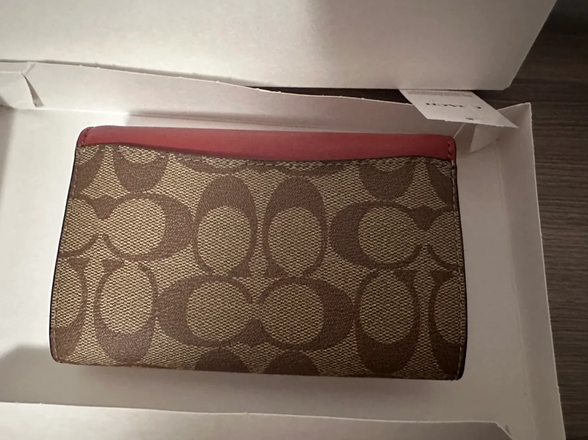 Brand New with tag Signature Coach medium wallet image indicator(3)
