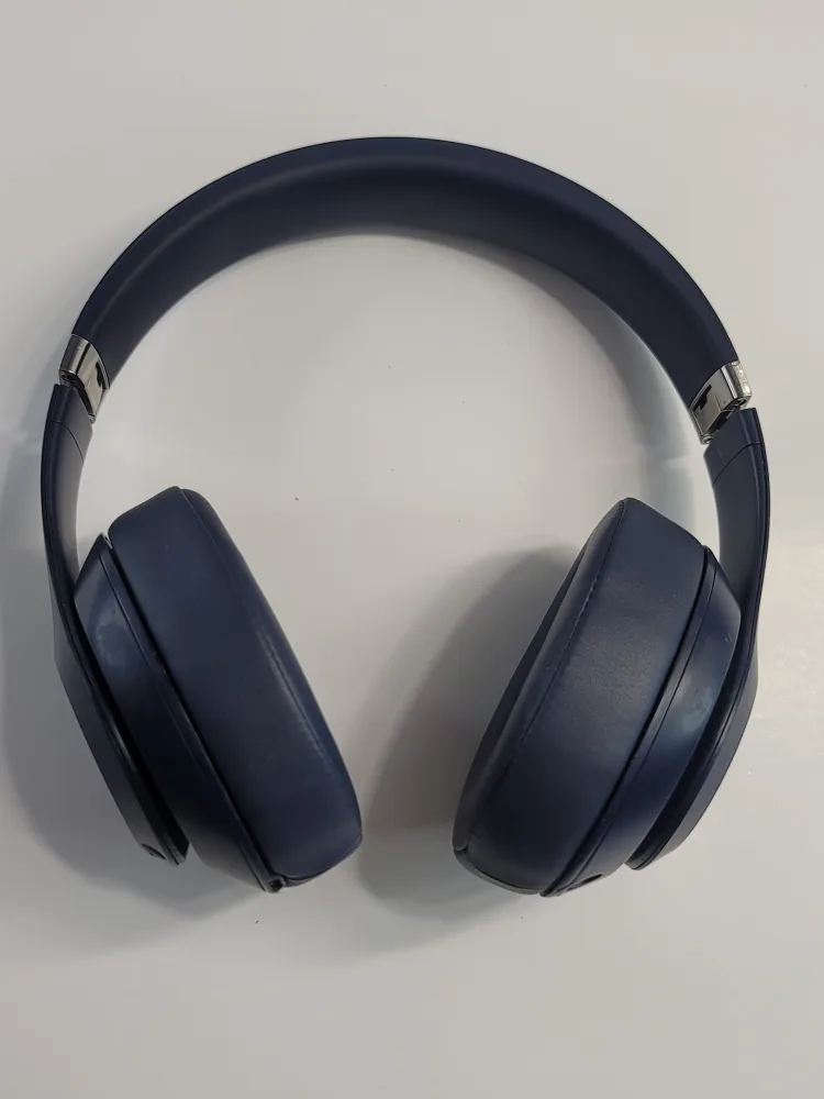 Beats Studio 3 Noise Canceling Wireless Headphones image indicator(2)