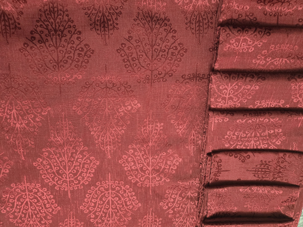 Christmas themed Red Floral Pattern Tablecloth with 7 napkins - photo 2