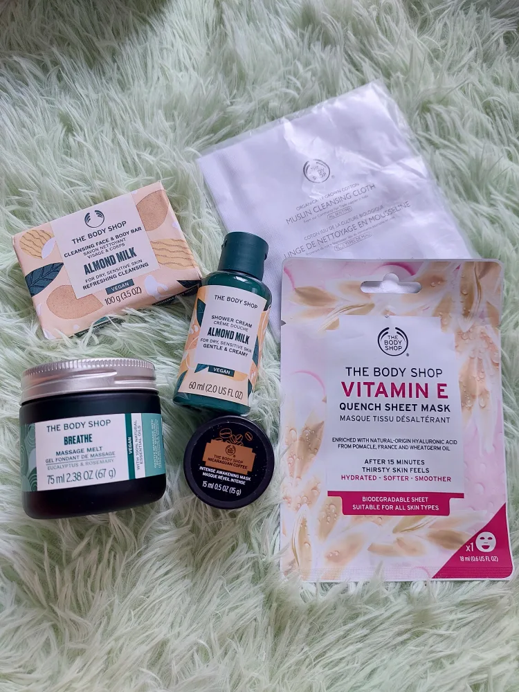 The Body Shop Almond Milk Skincare Gift Set image indicator(2)