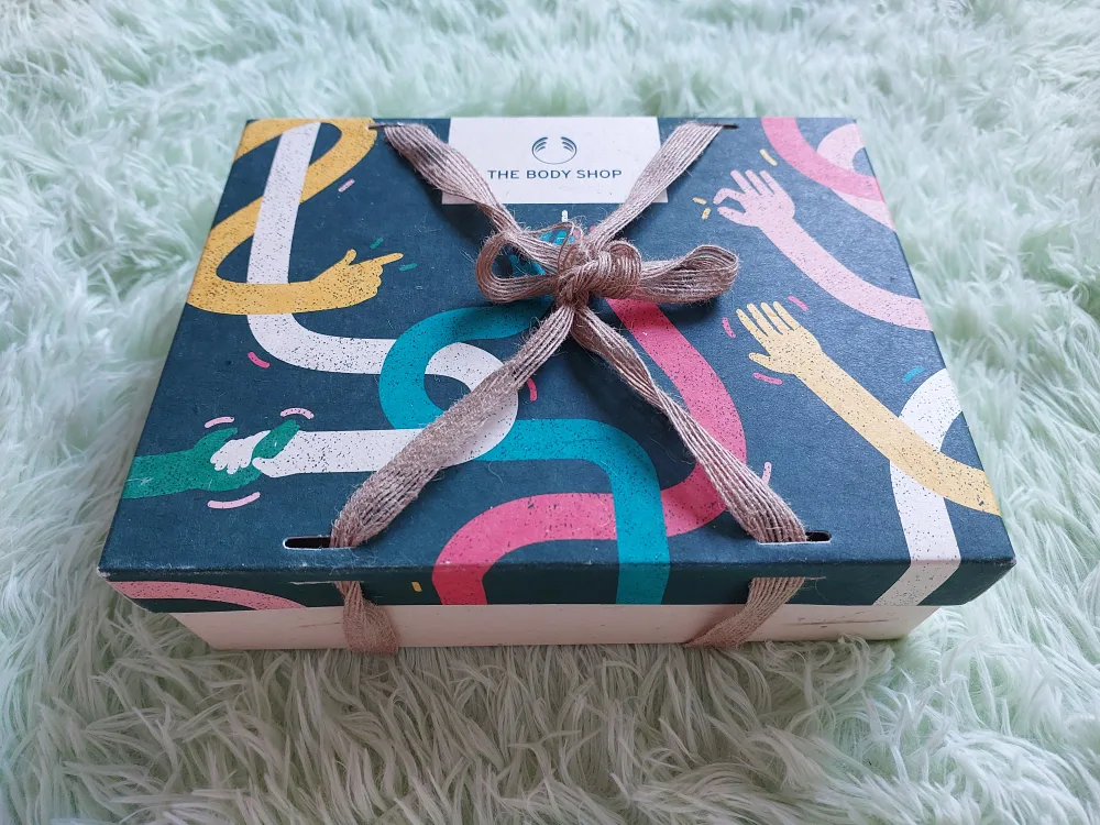 The Body Shop Almond Milk Skincare Gift Set image indicator(8)