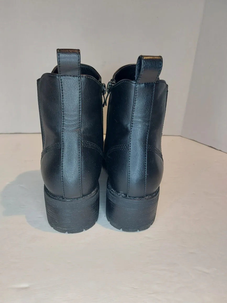 Black Chelsea Boots Women's image indicator(4)