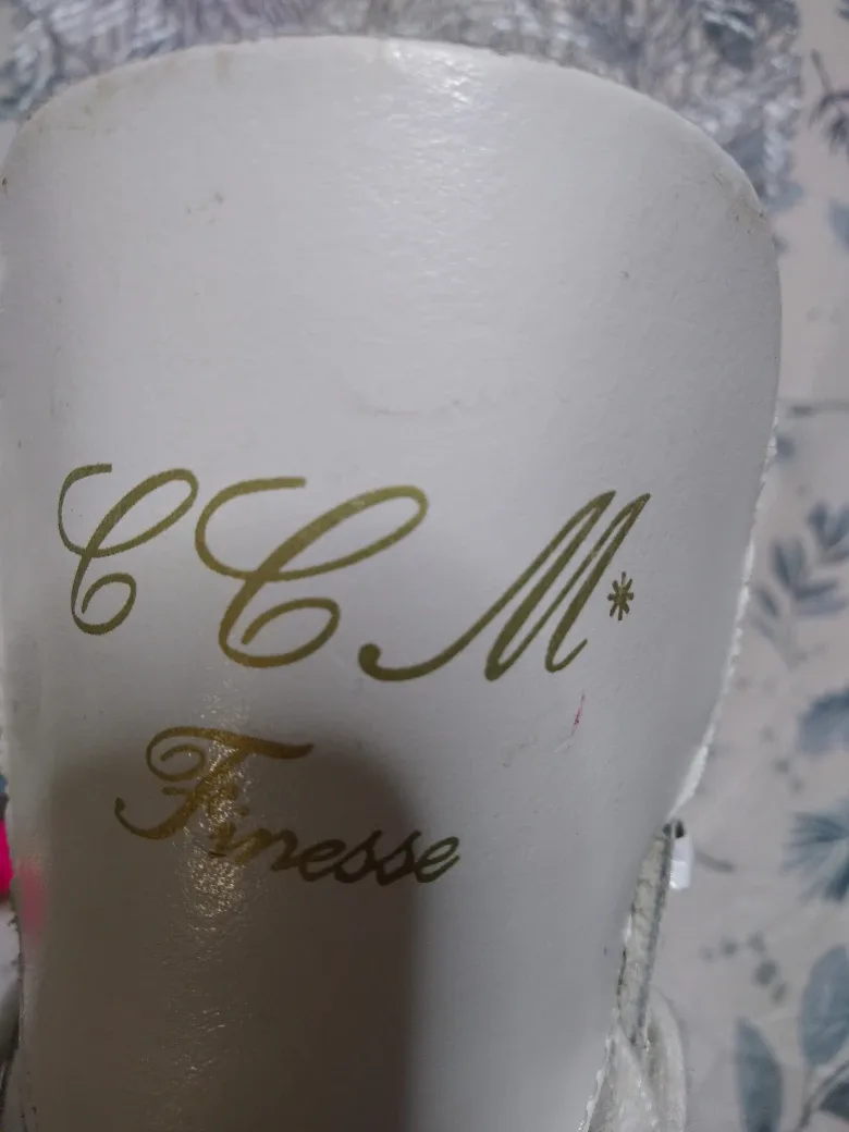CCM Finesse Figure Skates image indicator(2)